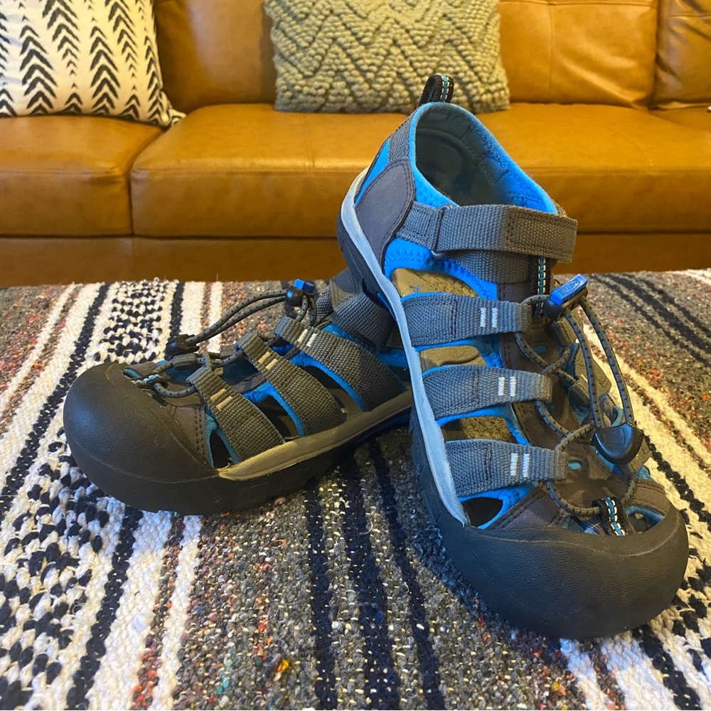 Keen Women's Newport H2
Black and Blue sandals